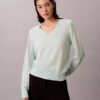 Suéter de lana merino con cuello en V Suéter de lana merino con cuello en V