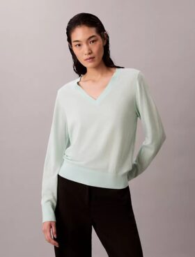 Suéter de lana merino con cuello en V