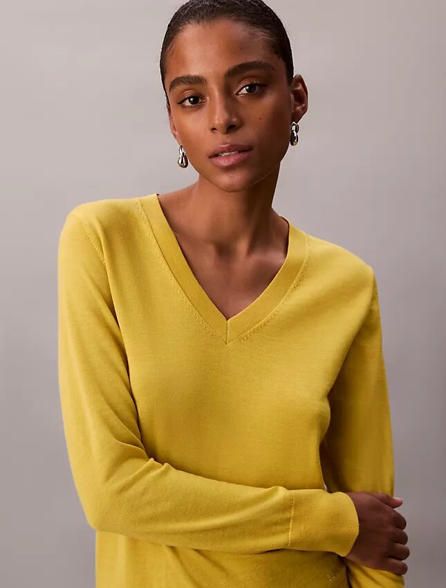 Suéter de lana merino con cuello en V Suéter de lana merino con cuello en V