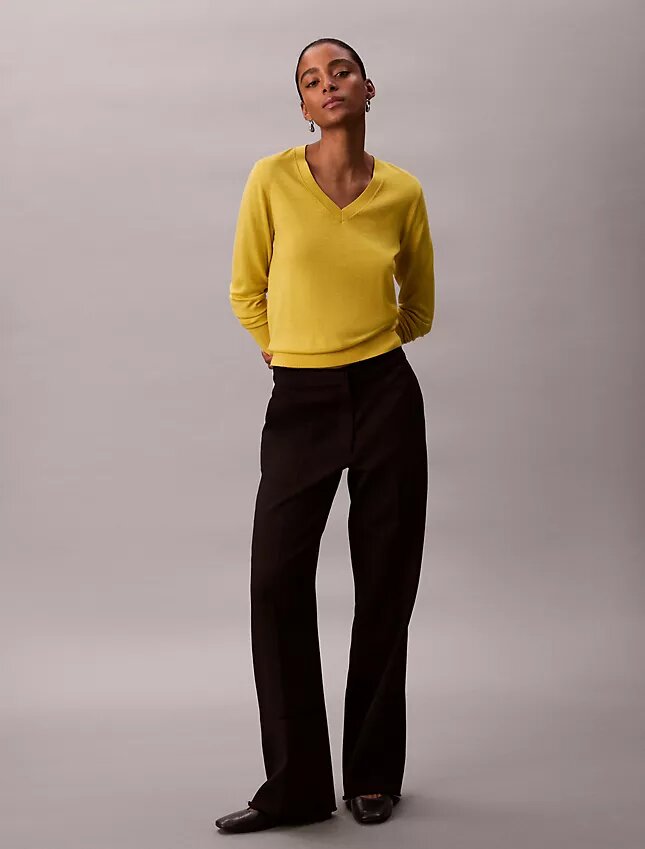 Suéter de lana merino con cuello en V Suéter de lana merino con cuello en V
