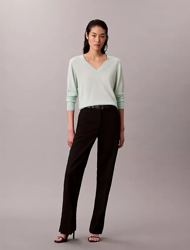Suéter de lana merino con cuello en V Suéter de lana merino con cuello en V