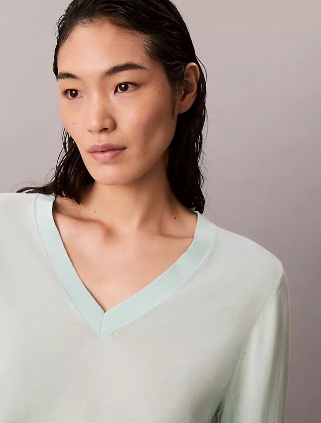 Suéter de lana merino con cuello en V Suéter de lana merino con cuello en V