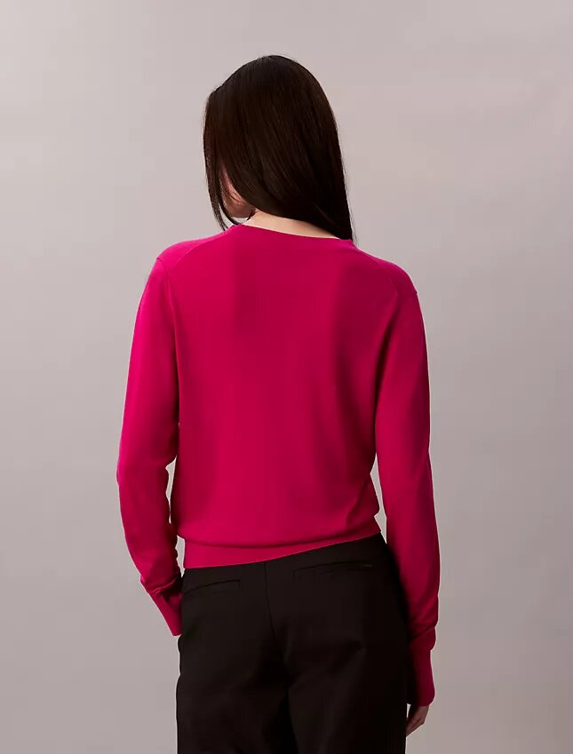 Suéter de lana merino con cuello en V Suéter de lana merino con cuello en V