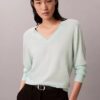 Suéter de lana merino con cuello en V Suéter de lana merino con cuello en V