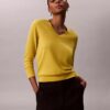 Suéter de lana merino con cuello en V Suéter de lana merino con cuello en V