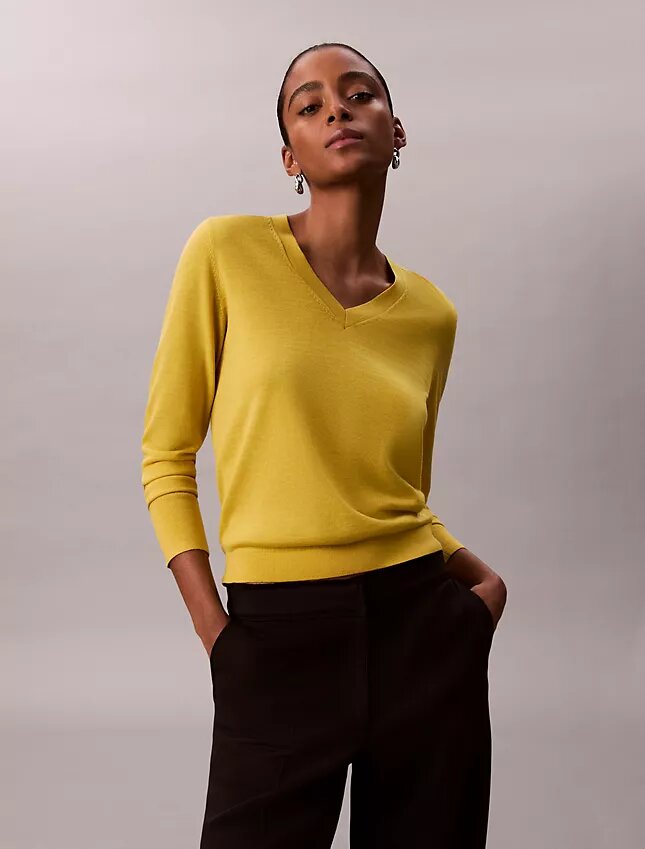 Suéter de lana merino con cuello en V Suéter de lana merino con cuello en V