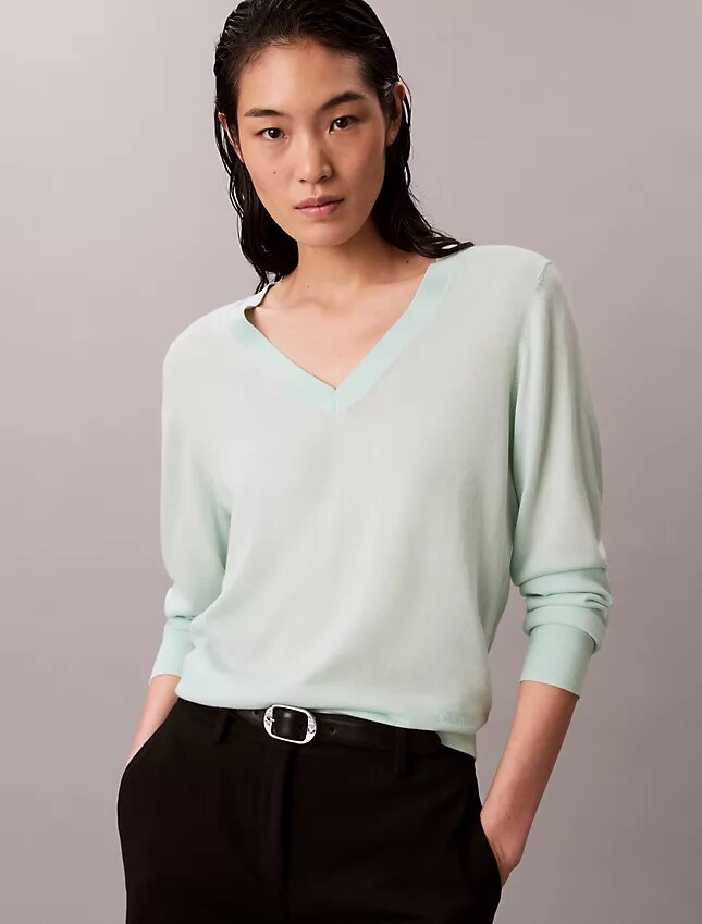 Suéter de lana merino con cuello en V Suéter de lana merino con cuello en V