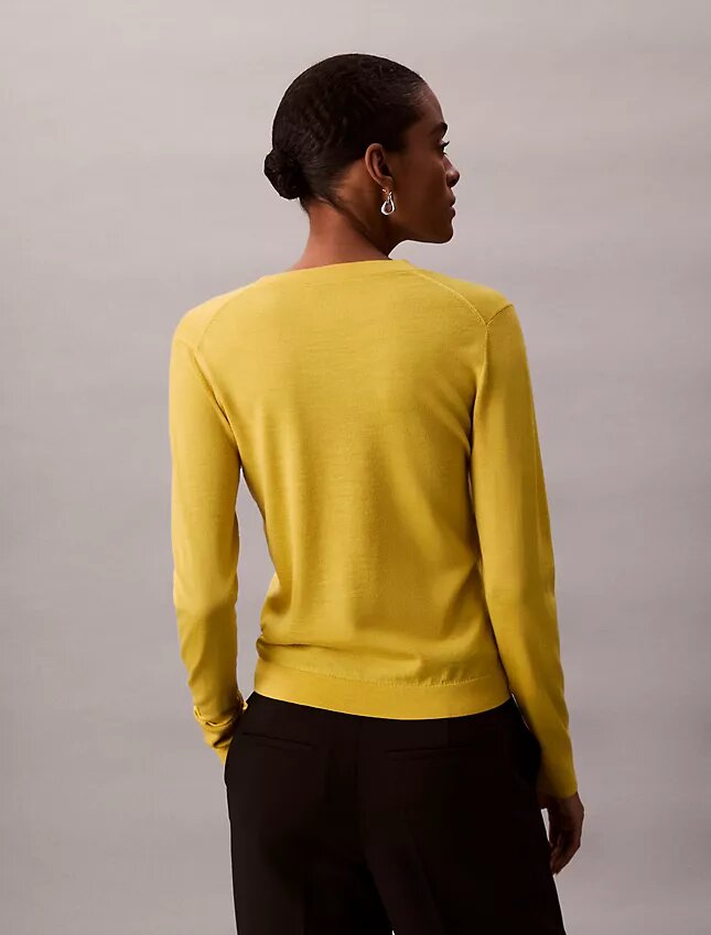 Suéter de lana merino con cuello en V Suéter de lana merino con cuello en V