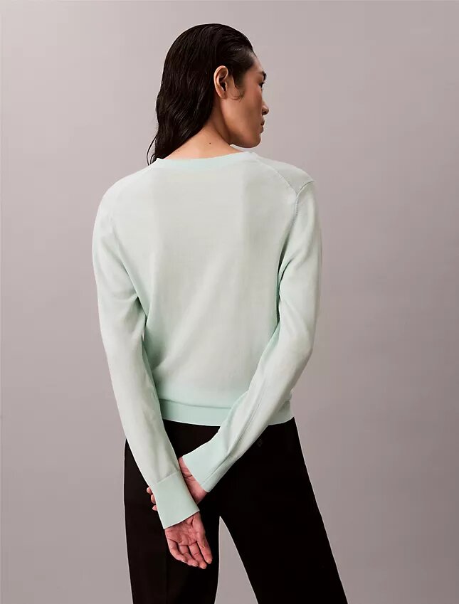 Suéter de lana merino con cuello en V Suéter de lana merino con cuello en V