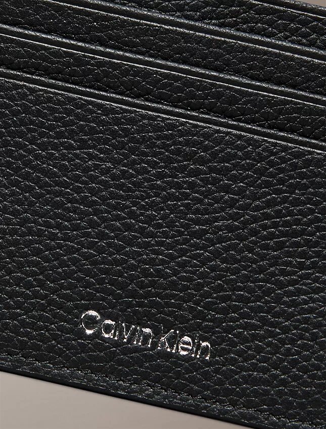 Tarjetero con logotipo estampado en relieve Tarjetero con logotipo estampado en relieve