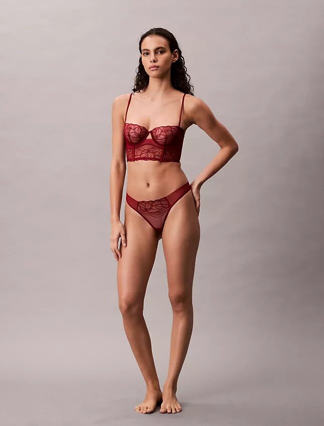 Thong de encaje floral negro de CK Black Thong de encaje floral negro de CK Black