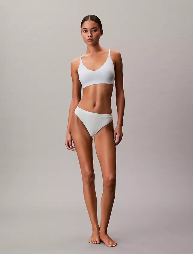 Thong flexible con costuras Thong flexible con costuras