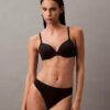 Thong flexible con costuras Thong flexible con costuras