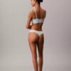 Thong flexible con costuras Thong flexible con costuras