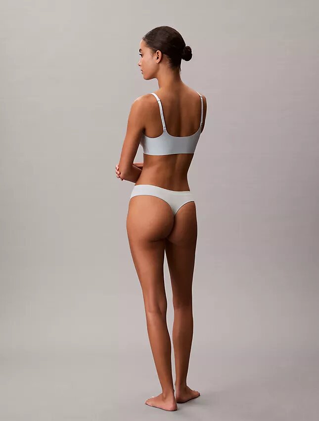 Thong flexible con costuras Thong flexible con costuras