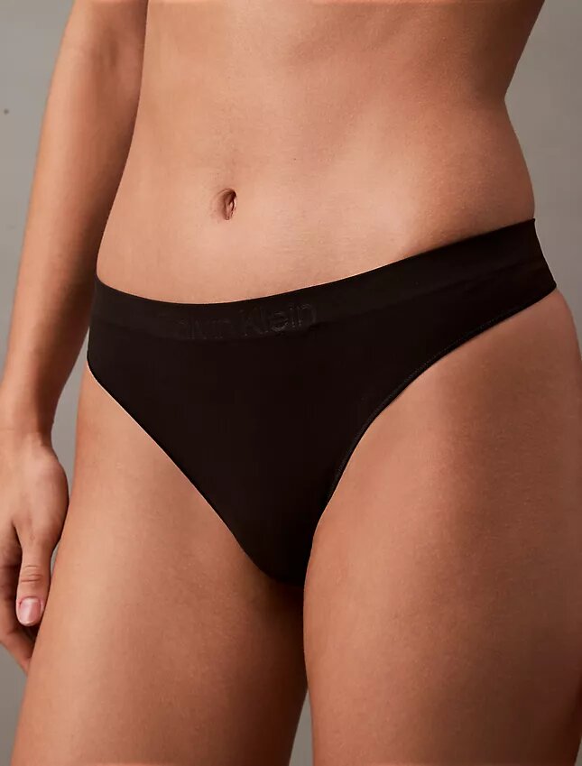 Thong flexible con costuras Thong flexible con costuras