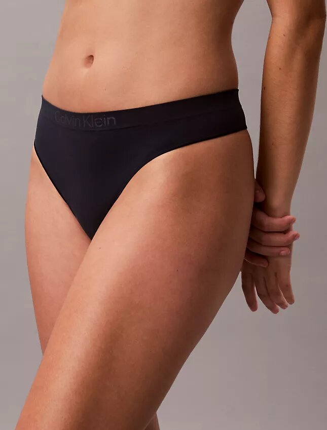 Thong flexible con costuras Thong flexible con costuras