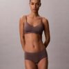 Thong flexible con costuras Thong flexible con costuras