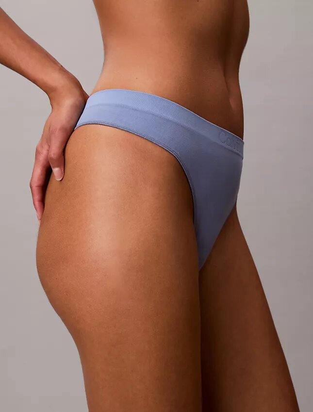 Thong flexible con costuras Thong flexible con costuras