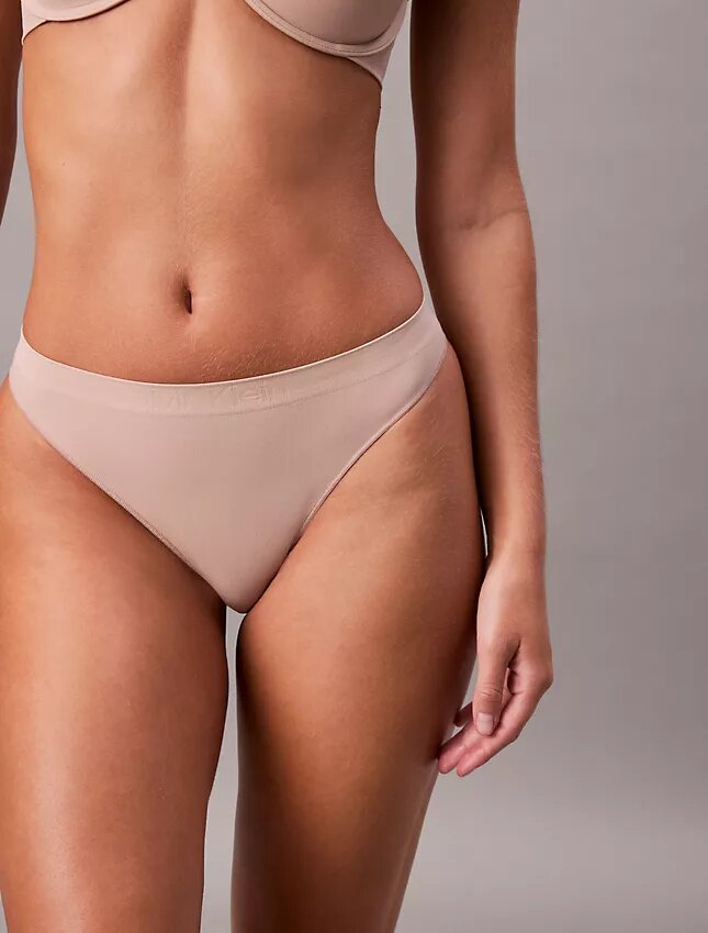 Thong flexible con costuras Thong flexible con costuras