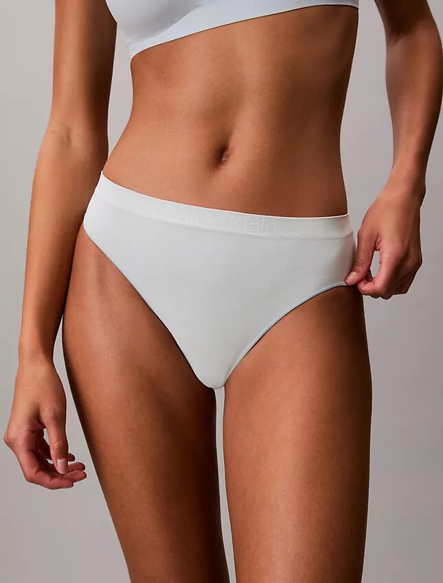 Thong flexible con costuras Thong flexible con costuras