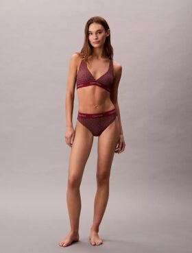 Top de bikini triangular con espalda nadadora y logotipo moderno Top de bikini triangular con espalda nadadora y logotipo moderno