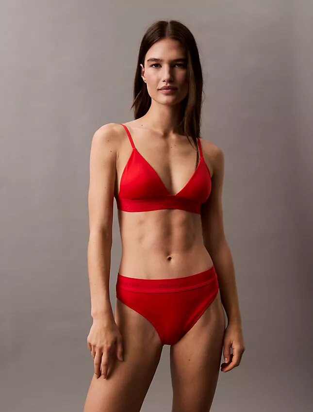 Top de bikini triangular con logo moderno Top de bikini triangular con logo moderno
