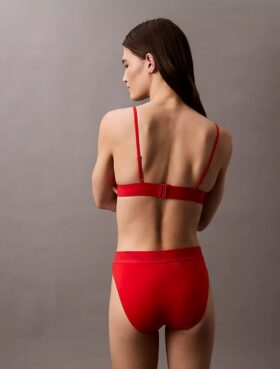 Top de bikini triangular con logo moderno Top de bikini triangular con logo moderno