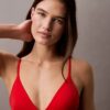 Top de bikini triangular con logo moderno Top de bikini triangular con logo moderno