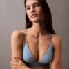 Top de bikini triangular con logo moderno Top de bikini triangular con logo moderno