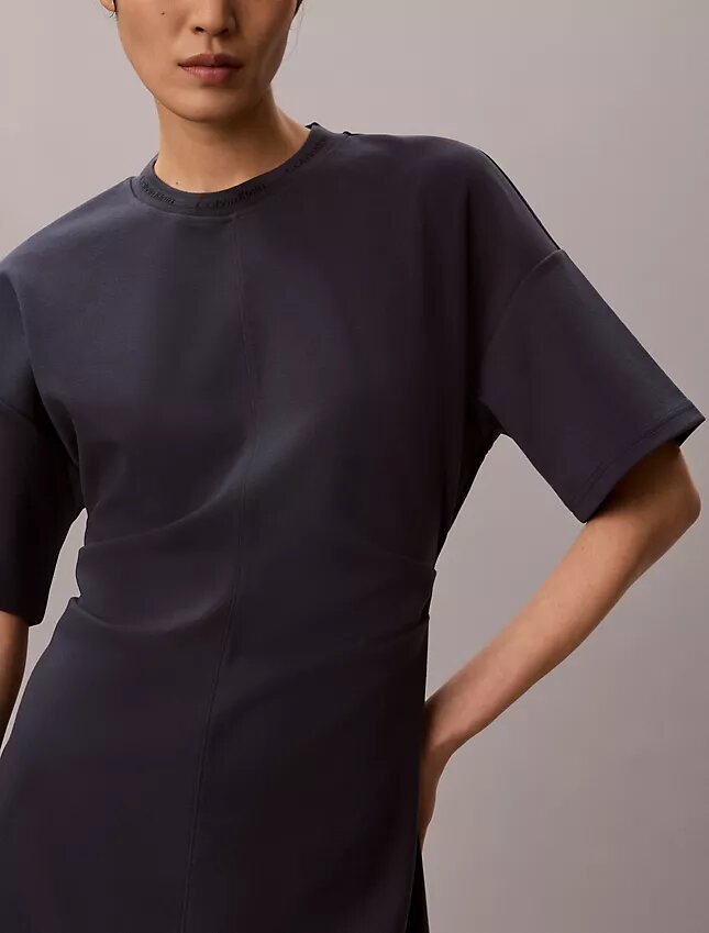 Vestido camiseta de punto entrelazado con logo Vestido camiseta de punto entrelazado con logo