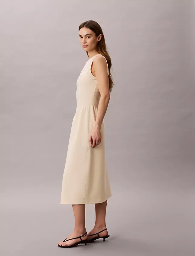 Vestido midi acampanado Vestido midi acampanado
