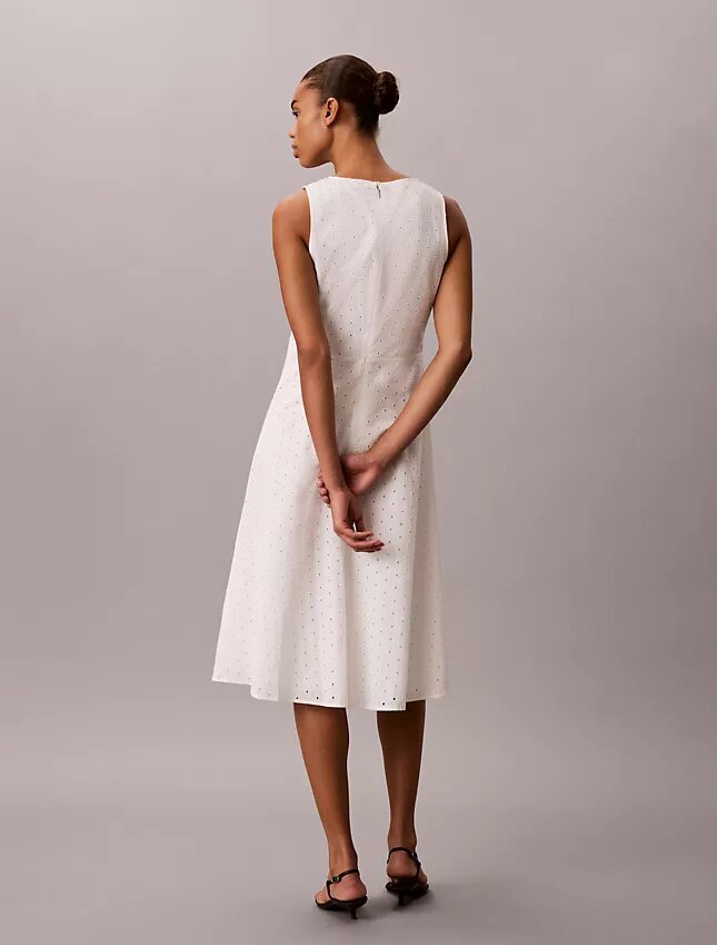 Vestido midi con bordado Vestido midi con bordado