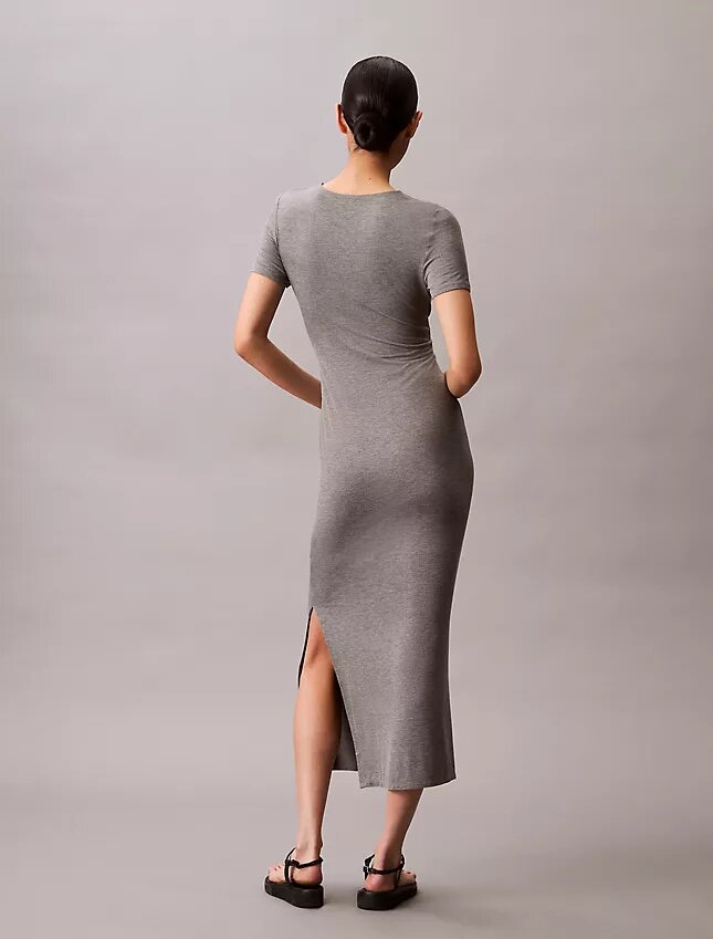 Vestido midi liso y ajustado Vestido midi liso y ajustado