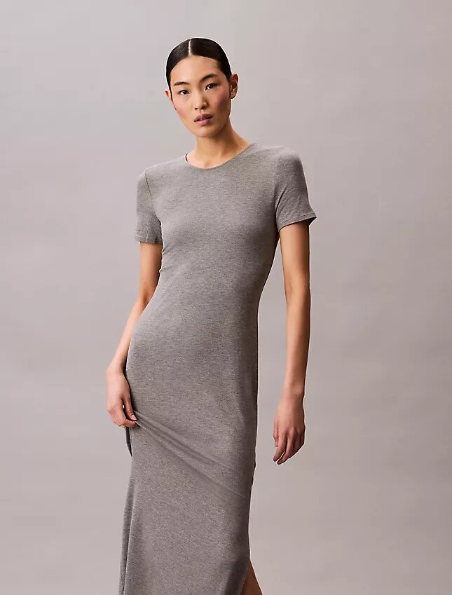 Vestido midi liso y ajustado Vestido midi liso y ajustado