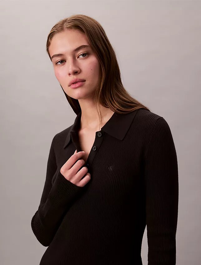 Vestido polo de algodón acanalado con cuello en V Vestido polo de algodón acanalado con cuello en V