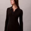Vestido polo de algodón acanalado con cuello en V Vestido polo de algodón acanalado con cuello en V