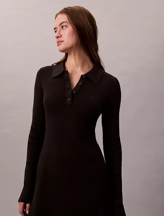 Vestido polo de algodón acanalado con cuello en V Vestido polo de algodón acanalado con cuello en V